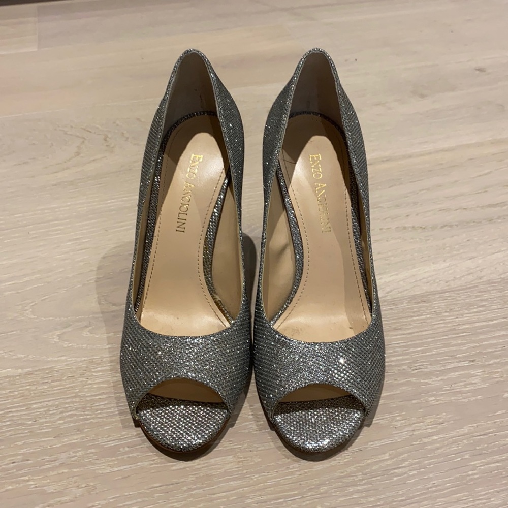 Shiny sliver pumps